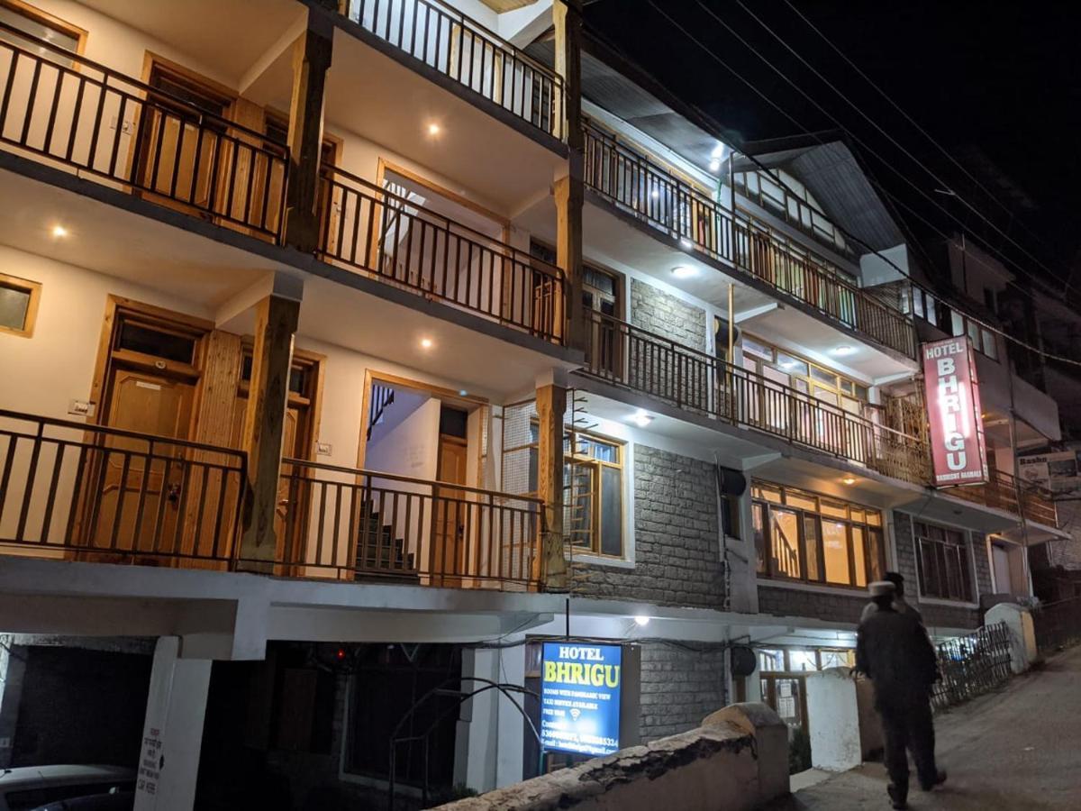 Hotel Bhrigu Manāli Exteriör bild