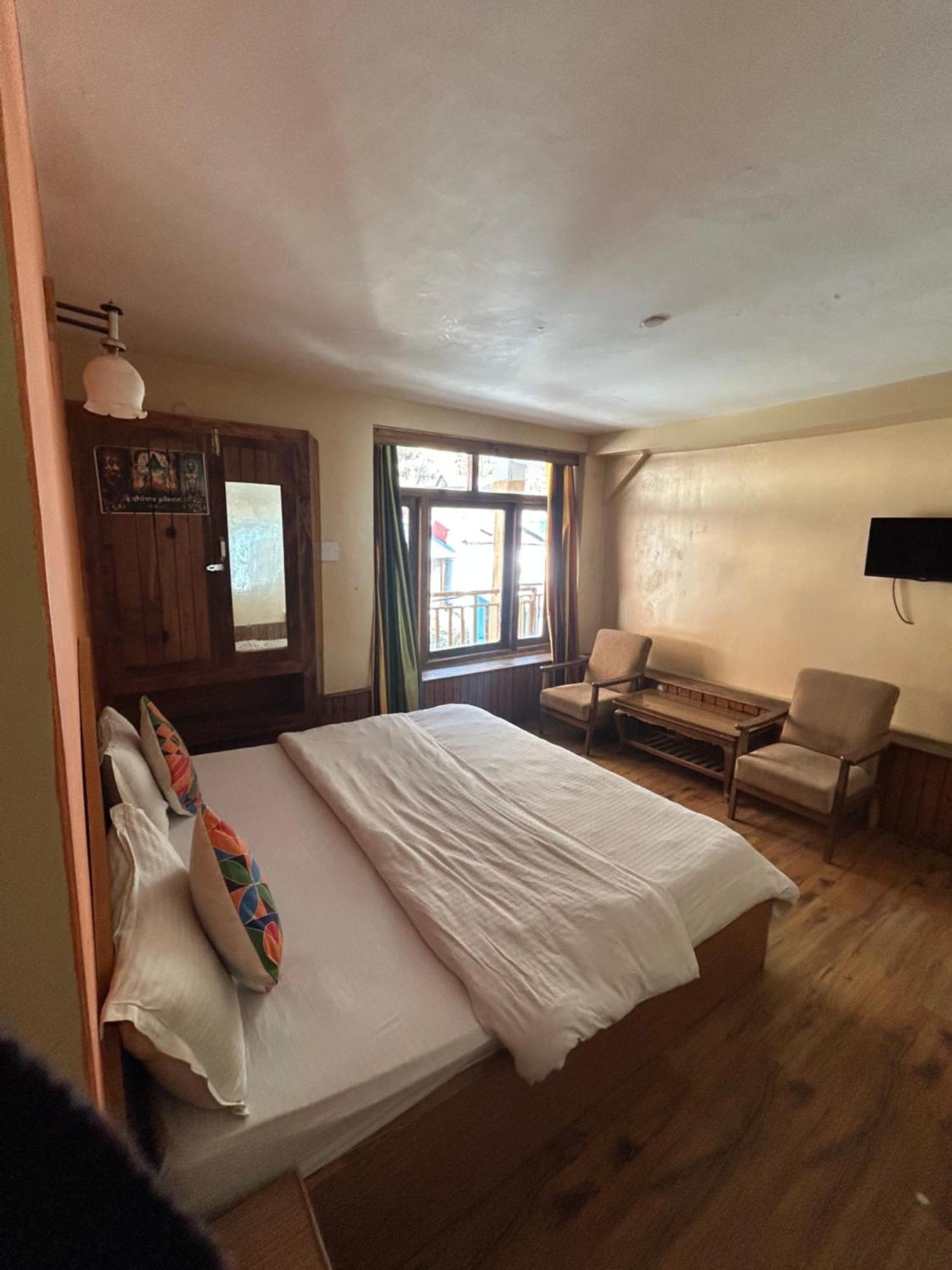 Hotel Bhrigu Manāli Exteriör bild