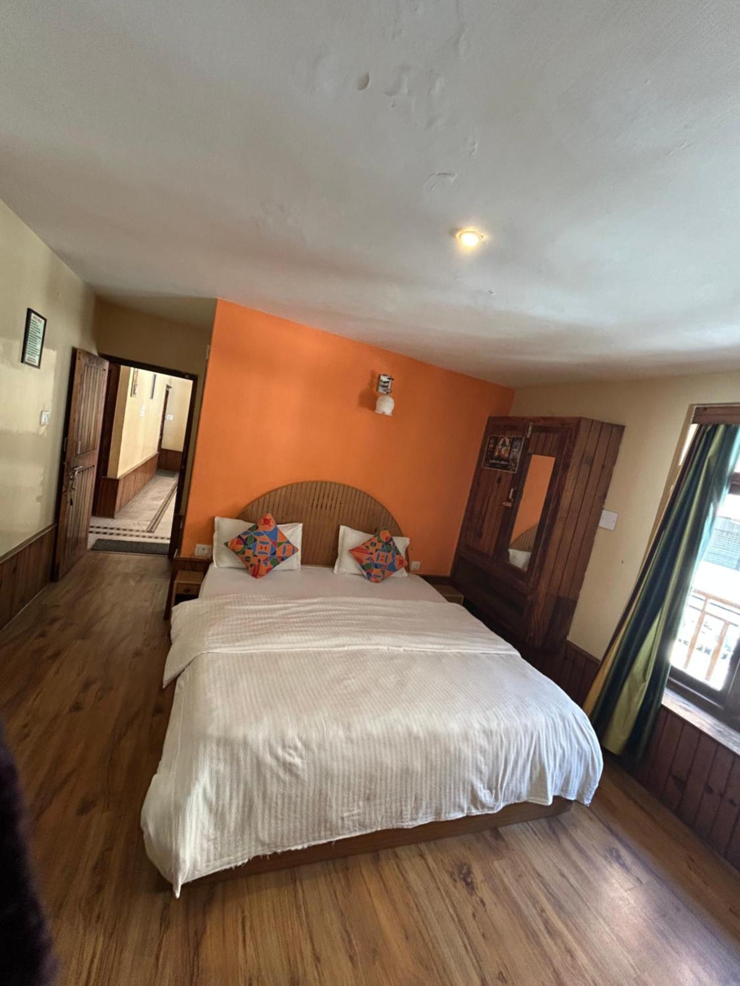 Hotel Bhrigu Manāli Exteriör bild