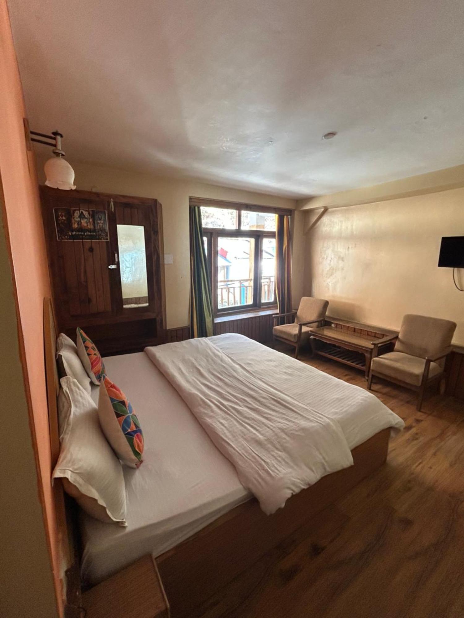 Hotel Bhrigu Manāli Exteriör bild
